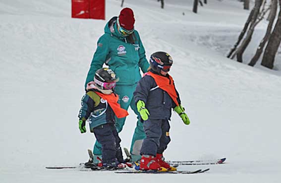 Covilhã: Federação de Desportos de Inverno põe 1.200 crianças a fazer esqui e snowboard