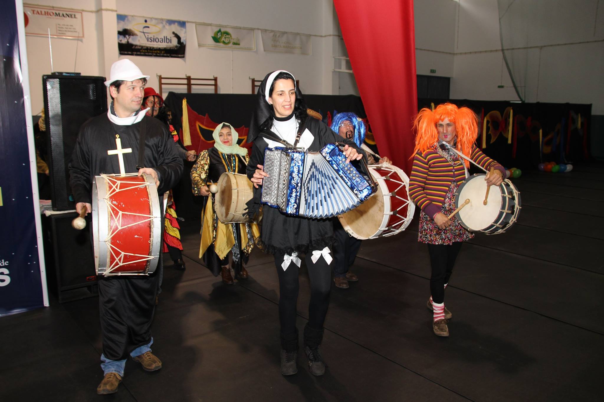 "Oleiros Anima Carnaval" encheu Pavilhão Municipal