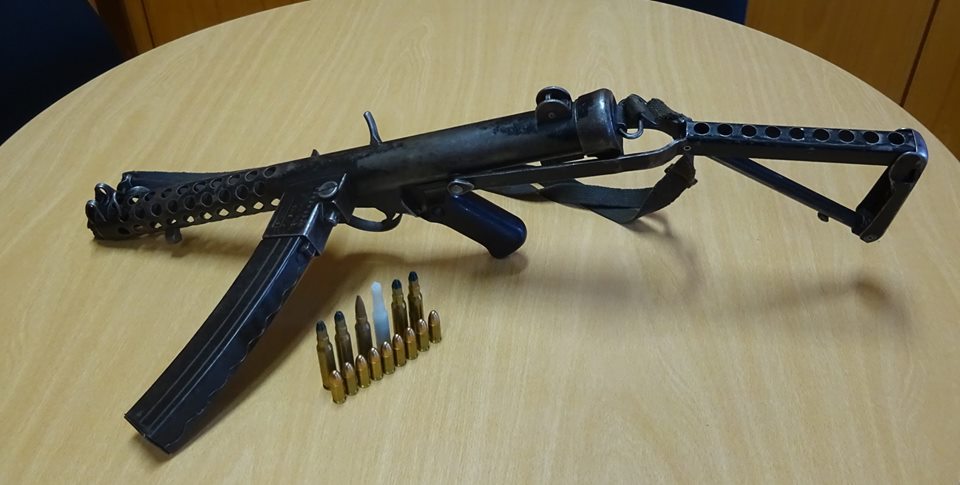 Castelo Branco: Cidadão entrega sub-metrelhadora Sterling na PSP, arma considerada de "alta perigosidade"