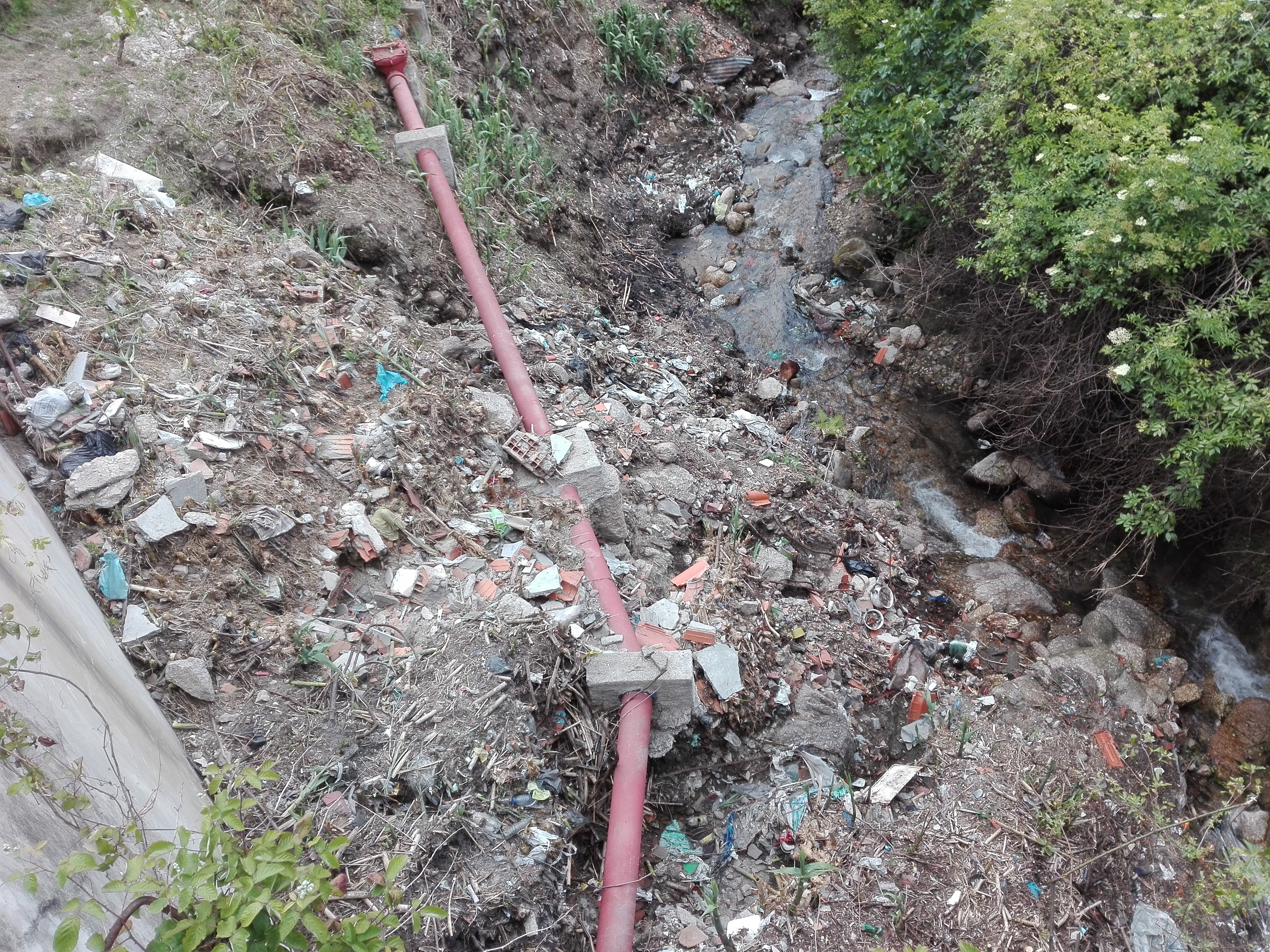 Covilhã: BE denuncia descarga de lixo na Ribeira da Água Alta