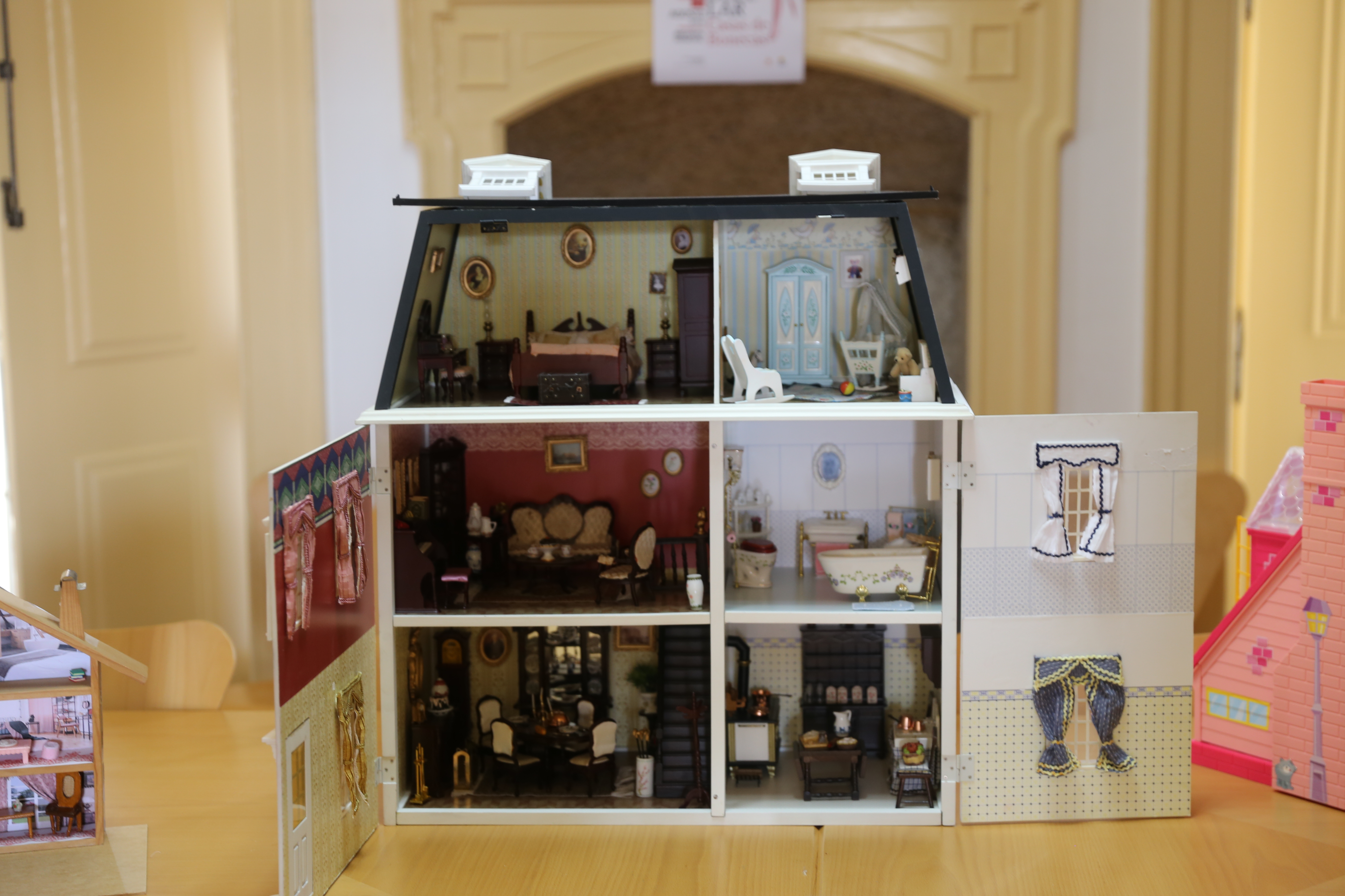 Exposição de casas de bonecas patente na Biblioteca Municipal de Penamacor