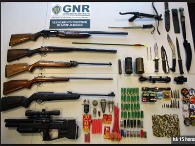 GNR de Castelo Branco detém homem por posse ilegal de armas e material de guerra 