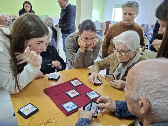 Castelo Branco: Alunos do Politécnico jogam com idosos no Dia Mundial da Criatividade