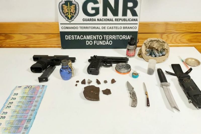 fundyo-gnr-detym-traficante-de-droga-na-posse-de-armas-proibidas-em-flagrante-delito----