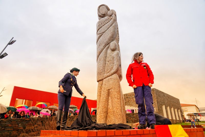 municypio-enaltece-resiliyncia-esforyo-e-dedicayyo-da-mulher-oleirense-em-escultura