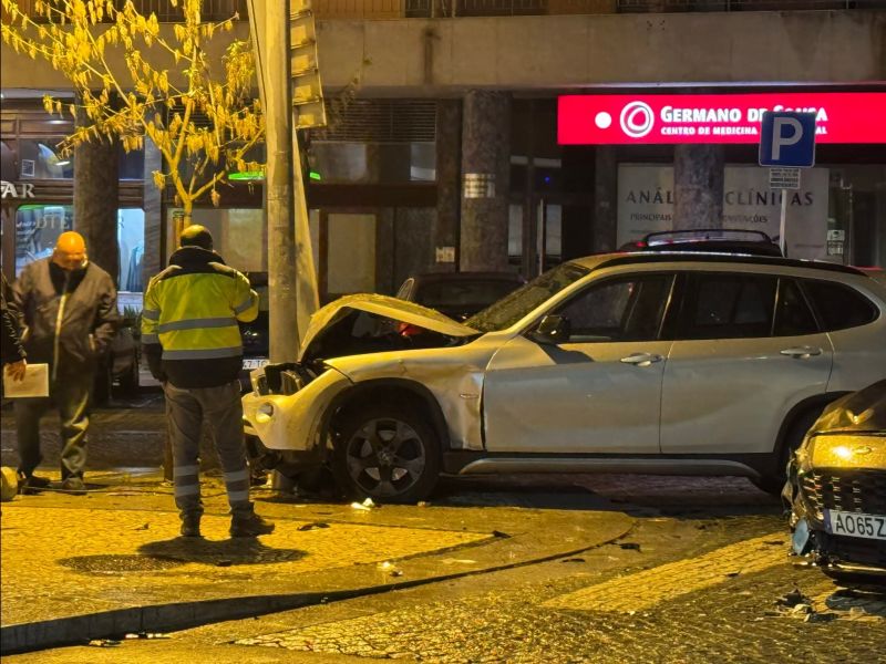 Castelo Branco: Adolescente ferida em aparatoso acidente entre dois veículos na Av. 1º de Maio